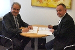 Bild 1: Landrat Harald Altekrger und IHK-Hauptgeschftfhrer Marcus Tolle unterzeichnen Kooperationsvereinbarung, Quelle: Landkreis Spree-Neie