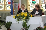 Bild 1: Unterzeichnung der Schulpartnerschaftsvereinbarung durch Małgorzata Kijewska und Stefanie Kletzke, Quelle: Landkreis Spree-Neie/Wokrejs Sprjewja-Nysa