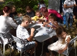 Bild 1: Kindergruppe beim gemeinsamen Basteln, Quelle: Landkreis Spree-Neie/Wokrejs Sprjewja-Nysa