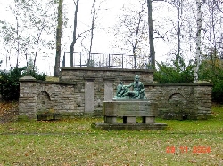 Bild 1: Kriegerdenkmal ganz / Fr. Hüttner