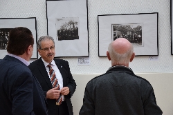 Bild 2: Landrat Harald Altekrger im lockeren Gesprch mit Besuchern der Ausstellung, Quelle: Landkreis Spree-Neie