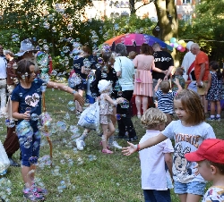 Bild 2: Kinder spielen mit Seifenblasen, Quelle: Landkreis Spree-Neie/Wokrejs Sprjewja-Nysa