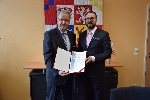 Bild 1: Dankesschreiben - Landrat Dudojć (r.) spricht Landrat Altekrger (l.) seinen Dank aus fr dessen Bemhungen und Untersttzungsangebote., Quelle: Landkreis Spree-Neie