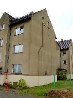 Giebel Wohnblock mit Gedenktafel / 