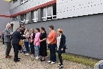 Bild 1: Begrüßung der Lehrkräfte am Oberstufenzentrum II des Landkreises, Quelle: Landkreis Spree-Neiße/Wokrejs Sprjewja-Nysa