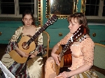 Bild 1: Lina und Julia (v.l.n.r.) bei einem Auftritt im Schloss Branitz am 02. März 2007. / Foto: Jana Weber