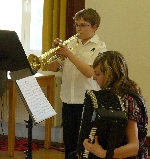 Bild 1: Ensemble Alexander Rudolf (Trompete) und Angela Standfest (Akkordeon) / Musik- und Kunstschule