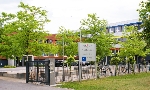 Bild 1: Haupteingang des Oberstufenzentrums II des Landkreises Spree-Neiße in der Makarenkostraße in Cottbus / Oberstufenzentrum II