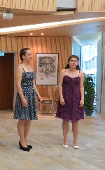 Bild 1: Elisabeth Mros und Anna-Maria Wünsche (von links) Gesang / Musik- und Kunstschule