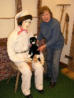 Bild 1: Regina Herrmann mit Figuren aus der Weihnachtsausstellung / Niederlausitzer Heidemuseum