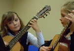 Bild 1: Gitarren-Duo Friederike Mros (li.) Nele Schobner (re.) - Teilnehmer der Musik- und Kunstschule / Musik- und Kunstschule