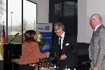 Bild 1: Geschftsfhrerin der Euroregion Spree-Neie-Bober Ilona Petrick gratuliert als Erste den neugewhlten Prsidenten Harald Altekrger, Quelle: Euroregion Spree-Neie-Bober