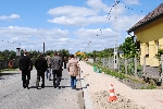Bild 1: Polnische und deutsche Straenbauspezialisten begutachten den Fortschritt beim Bau der Strae in Bieżyce., Quelle: Landkreis Spree-Neie