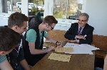 Bild 1: Am Freitagnachmittag unterzeichneten Max Menzel fr die Jugendinitiative und Landrat Harald Altekrger den Wettvertrag in Schorbus., Quelle: Landkreis Spree-Neie