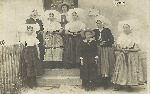 Bild 1: Kackrower Frauen nach dem Kirchgang an der Post in Krieschow, ca. 1920, Quelle: privat, Foto aus der Sammlung von Heiko Lobert