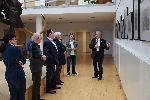 Bild 1: Landrat Harald Altekrger im lockeren Gesprch mit Besuchern der Ausstellung, Quelle: Landkreis Spree-Neie