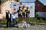 Bild 1: Landrat Harald Altekrger und Bernd Khner, Prsident des RSC Cottbus, bei der Siegerehrung der Erstplatzierten: 1. Platz Renzo Wernicke, 2. Platz Marek Bosniatzki und 3. Platz Vladi Riha, Quelle: LK SPN