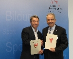 Bild 1: Bildungsminister Günter Baaske und Euroregionspräsident Harald Altekrüger unterzeichnen eine entsprechende Vereinbarung in Potsdam
