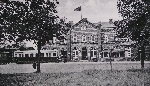 Bild 1: Der Spremberger Hauptbahnhof mit dem davor stehenden Triebwagen der Spremberger Stadtbahn., Quelle: Archiv Niederlausitzer Heidemuseum