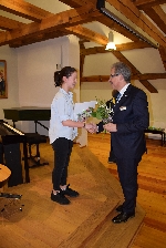 Bild 1: Landrat gratuliert Annbritt Kieling fr ihren Erfolg, Quelle: Landkreis SPN