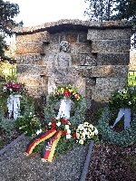 Bild 1: Zentrale Gedenkfeier des Landkreises Spree-Neiße an der Gräberstätte für deutsche Gefallene auf dem Friedhof in Döbern, Quelle: Landkreis SPN