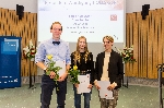 Bild 1: v.l.: Maximilian Schwarz, Anne Lerche sowie Dr. Bettina Bhm von der Leibniz Gesellschaft  (Linda Homeister und Oskar Lenz waren ausbildungstechnisch verhindert.), Quelle: Foto: IHP/Frederic Schweiz