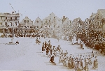 Bild 1: Wendischer Hochzeitszug beim historischen Umzug zur 1000jhrigen Jubelfeier 1893 auf dem Spremberger Markt., Quelle: Niederlausitzer Heidemuseum