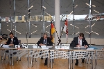 Bild 1: Die Landrte von Spree-Neie und Oberspreewald-Lausitz sowie der Oberbrgermeister von Cottbus/Chśebuz unterzeichnen die Kooperationsvereinbarung. , Quelle: Landkreis Spree-Neie/Wokrejs Sprjewja-Nysa
