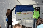 Bild 1: Enthllung des neuen Namensschildes des Kinderdomizils Spremberg, Quelle: Pressestelle Landkreis Spree-Neie/Wokrejs Sprjewja-Nysa