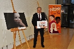 Bild 1: Landrat Harald Altekrger signalisiert Solidaritt durch die Beteiligung an der Mitmachaktion des Hilfetelefons #schweigenbrechen, Quelle: Pressestelle LK SPN