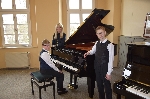 Bild 1: Herzlichen Glckwunsch zum Sonderpreis an das Klavierduo Clivius Balko (l.) und Julius Ortmann (r.), Quelle: Musik- und Kunstschule