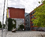 Bild 1: Die Regenbogenflagge wurde vor dem Kreishaus gehisst. , Quelle: Pressestelle Landkreis Spree-Neiße/Wokrejs Sprjewja-Nysa