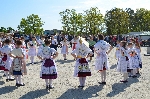 Kinder der Grundschule Krieschow/Kśišow in niedersorbischer Festtagstracht präsentierten am Vormittag neben einigen Tänzen auch sorbische/wendische Lieder.  Landkreis Spree-Neiße/Wokrejs Sprjewja