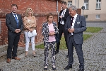 Bild 1: Gesundheitsministerin Ursula Nonnemacher und Landrat Harald Altekrger vor der Medizinischen Schule des Carl-Thiem-Klinikums. , Quelle: Pressestelle Landkreis Spree-Neie/Wokrejs Sprjewja-Nysa