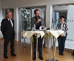 Bild 1: Landrat Harald Altekrger, Pfarrer Simon Klaas und Integrationsbeauftragte Annett Noack (v.l.)., Quelle: Landkreis Spree-Neie/Wokrejs Sprjewja-Nysa