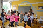 Bild 1: Tanzende Kinder der Grundschule Krieschow/Kśiow, Quelle: Landkreis Spree-Neie/Wokrejs Sprjewja-Nysa