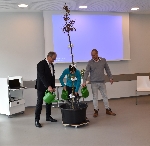 Angießen des Baumes, der auf der Außenanlage vor dem Neubau gepflanzt werden soll.  | Quelle: Landkreis Spree-Neiße/Wokrejs Sprjejwa-Nysa