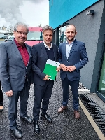 Landrte Harald Altekrger (l.) und Dr. Stephan Meyer (r.) berreichen das Schreiben an Bundesminister Dr. Robert Habeck.