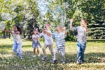 Bild 1: Kinder mit Seifenblasen, Quelle: Envato