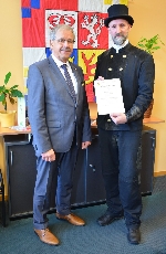 Bild 1: Landrat Harald Altekr�ger und Bezirksschornsteinfeger Mike Preu�mann (v.l.), Quelle: Landkreis Spree-Nei�e/Wokrejs Sprjewja-Nysa