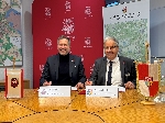 Bild 1: v.l. Cottbuser Oberbrgermeister Tobias Schick und Landrat Harald Altekrger bei der Unterzeichnung der Kooperationsvereinbarung zur Grnen Woche 2026, Quelle: Jan Glomann, Stadt Cottbus/Ch&#