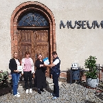 Bild 1: bergabe der Zertifizierung an Museumsleiterin Madline Riemer (2.v.l.), Quelle: Landkreis Spree-Neie/Wokrejs Sprjewja-Nysa