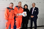 Bild 1: �bergabe des Schl�ssels an das DRK Spremberg, Quelle: Landkreis Spree-Nei�e/Wokrejs Sprjewja-Nysa