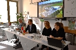 Bild 1: v.l.: Beigeordneter Michael Koch, Landrat Martin Heusler, amt. Schulleiterinnen Dr. Jette Schega und Julia Reichenbach, Quelle: Landkreis Spree-Nei�e/Wokrejs Sprjewja-Nysa