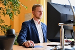Bild 1: Landrat Martin Heusler bei der Nutzung digitaler Angebote der Verwaltung, Quelle: Landkreis Spree-Nei�e/Wokrejs Sprjewja-Nysa