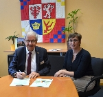Bild 1: Landrat Harald Altekr�ger (l.) und Gleichstellungsbeauftragte Stefanie Schuster bei der Unterzeichnung des Gleichstellungsplanes, Quelle: Landkreis Spree-Nei�e/Wokrejs Sprjewja-Nysa