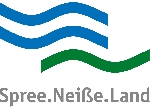 Logo Leader Schrift grau Spree.Neiße.Land, in den Farben blau, 2 Wellen, grün, 1 Welle,  Lokale Aktionsgruppe Spree-Neiße-Land e.V.