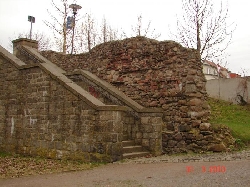 Bild 2: Rest Stadtmauer Mariengasse nördlich der Brücke / Fr. Hüttner