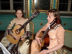 Bild 1: Lina und Julia (v.l.n.r.) bei einem Auftritt im Schloss Branitz am 02. März 2007. / Foto: Jana Weber