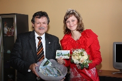 Bild 1: Am 17.11.08 ermittelten Landrat Friese und die Forster Rosenkönigin Sandy I die Gewinner der diesjährigen Radlersaison. / Jana Weber, Pressesprecherin des Landkreises Spree-Neiße